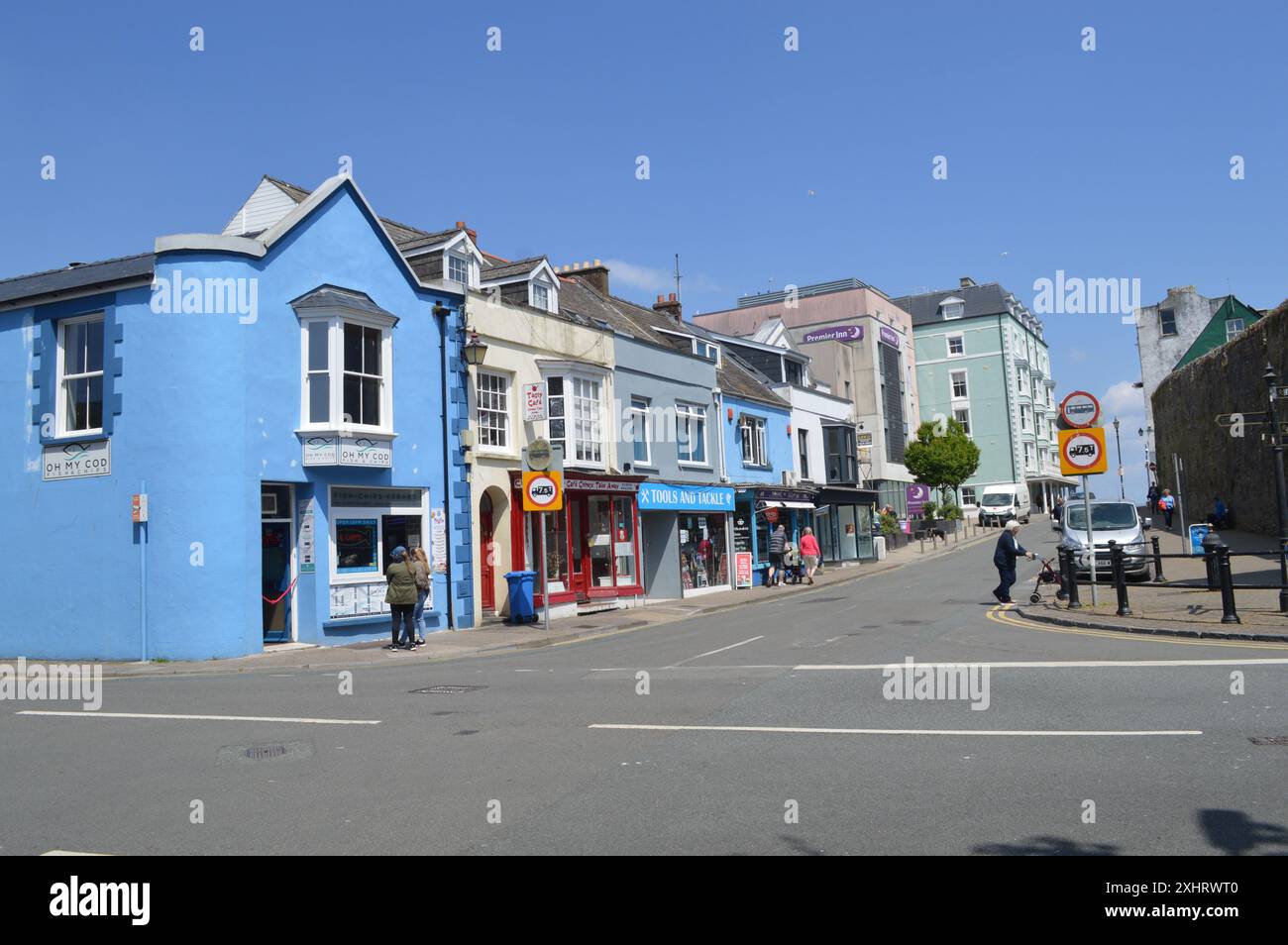 Guardando su White Lion Street a Tenby, verso il Premier Inn. Tenby, Pembrokeshire, Galles, Regno Unito. 5 giugno 2024. Foto Stock