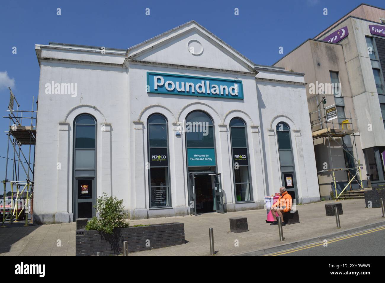 Poundland a Tenby, Pembrokeshire, Galles, Regno Unito. 5 giugno 2024. Foto Stock