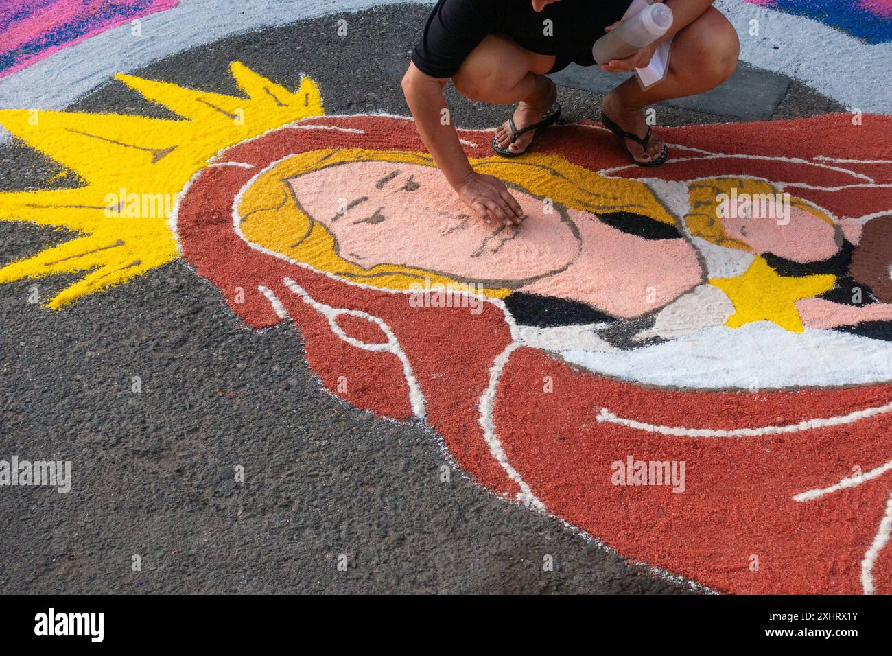 Gran Canaria, Isole Canarie, Spagna.15 luglio 2024. Le strade di tappeti locali della zona di la Isleta di Las Palmas usano sale colorato prima della processione della Fiesta del Carmen. Crediti: Alan Dawson/Alamy Live News Foto Stock