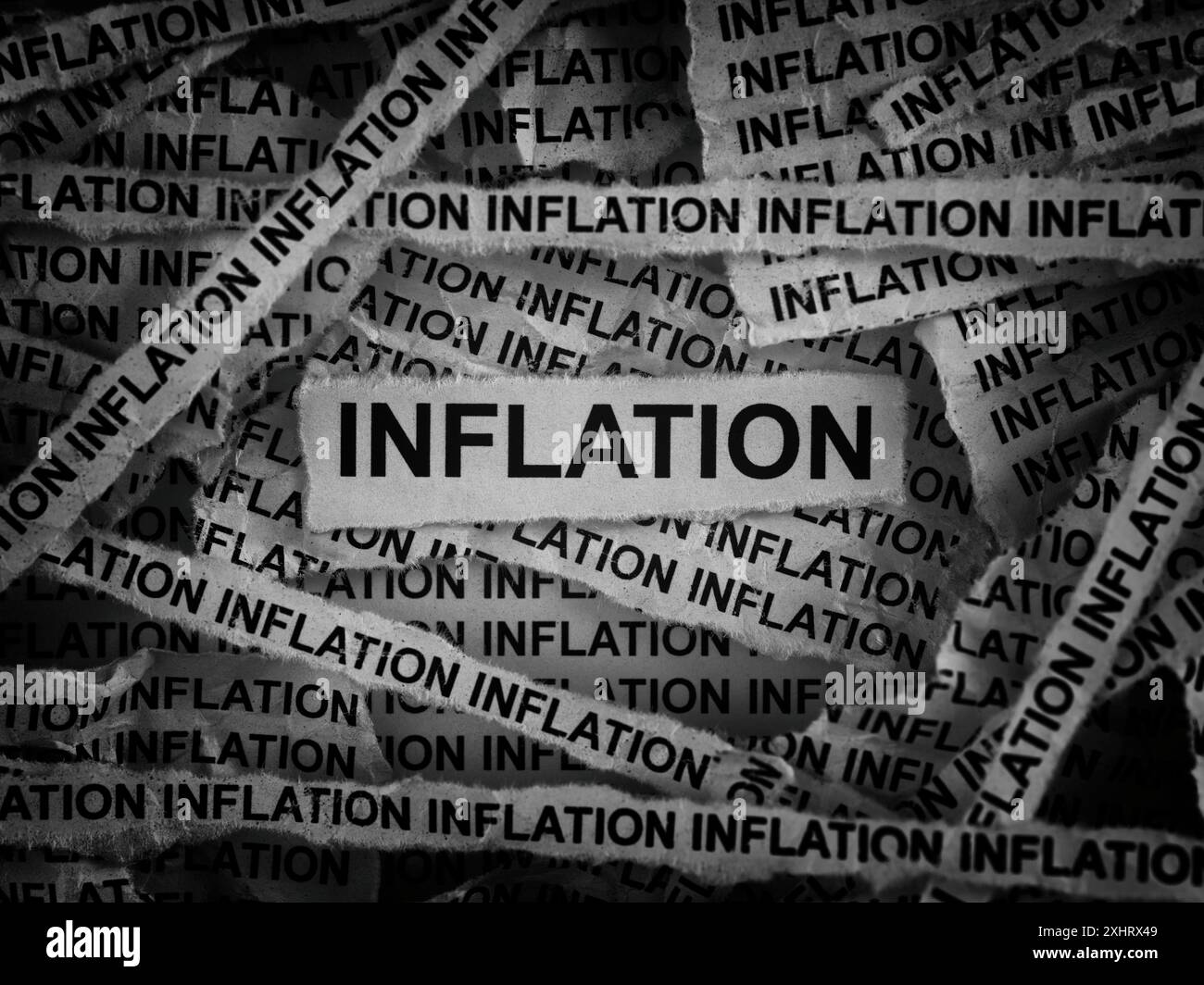 Strisce di giornali con le parole Inflation. Bianco e nero. Primo piano. Foto Stock