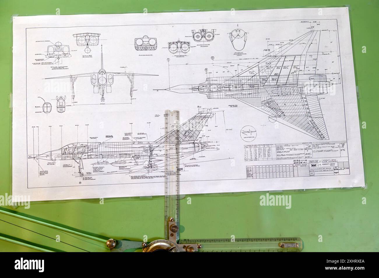 Progetto tecnico vintage degli anni '1950 di un aereo, Avro Arrow, con misure e strumenti di disegno presso l'Avro Museum di Calgary, Alberta Canada Foto Stock