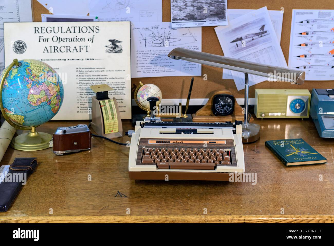 Scrivania da ufficio replica vintage anni '1950 con macchina da scrivere e documenti di aviazione presso l'Avro Arrow Museum di Springbank, vicino a Calgary, Canada Foto Stock