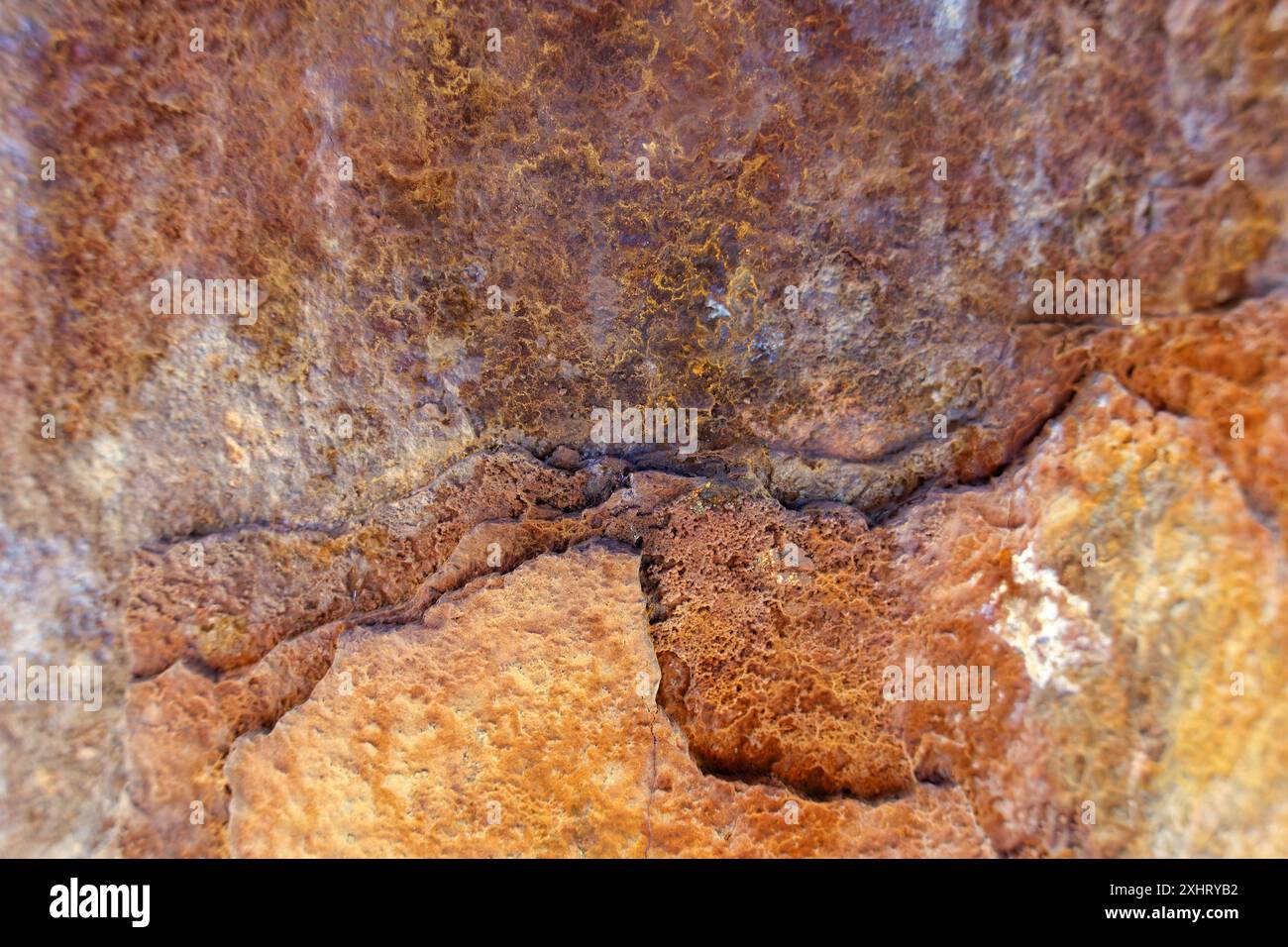 sfondo astratto con una vecchia superficie di ferro arrugginita e corrosa, primo piano Foto Stock