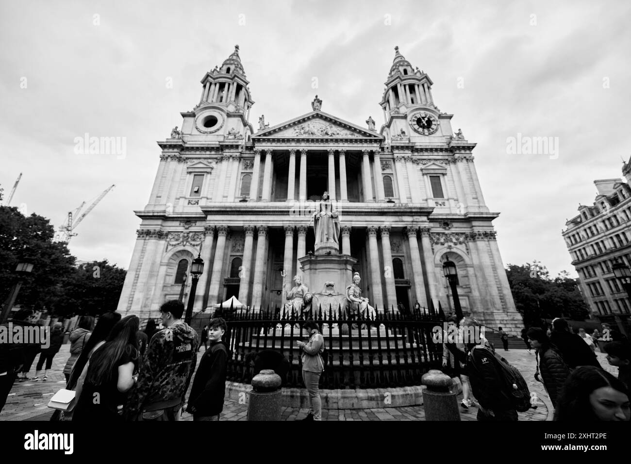 La Cattedrale di St Paul si riflette nei moderni edifici in vetro, nella Torre in primo piano, nella facciata con la statua della Regina Anna, nella Cattedrale dall'altra parte del Tamigi, a Londra Foto Stock