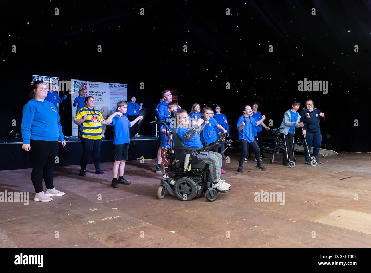 La Warrington Wolves Community Foundation, un gruppo di bambini con esigenze speciali, si esibisce nella tenda principale al Disability Awareness Day 2024 Foto Stock