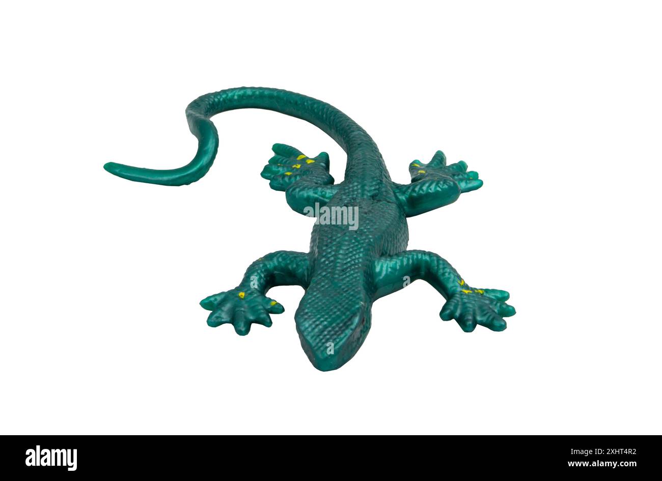 Lucertola giocattolo in gomma verde su sfondo bianco. Giocattolo allungabile. Anti-stress. Foto orizzontale. Per il testo. Foto Stock