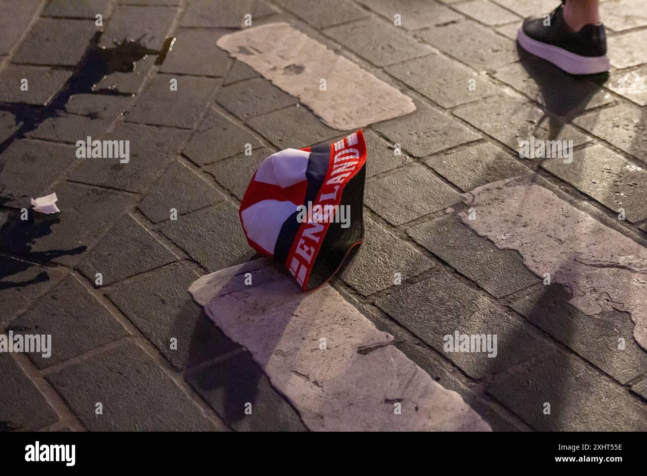 Il cappello inglese fu trovato sul pavimento dopo la sconfitta inglese contro la Spagna. Trafalgar Square (Londra centrale), Regno Unito. Foto Stock