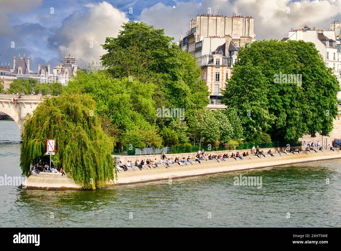 Persone sulla riva della Senna, Parigi, Francia, Europa Foto Stock