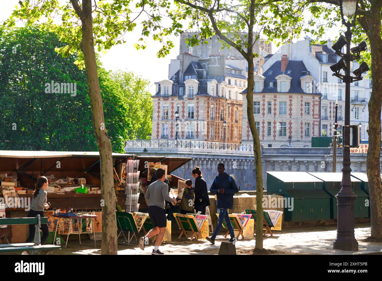 Le librerie bancarelle lungo le rive della Senna sul Quai de conti, Parigi, Francia Foto Stock