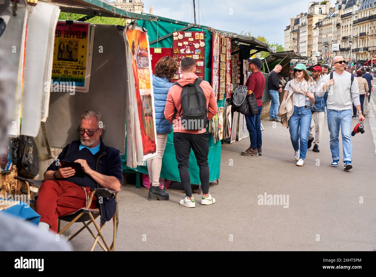 Le librerie bancarelle lungo le rive della Senna sul Quai Saint-Michel, Parigi, Francia Foto Stock