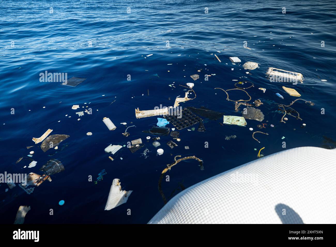 Plastica che si accumula sulla superficie della Great Pacific Garbage Patch, raccolta qui dalla ONG "The Ocean Cleanup" utilizzando "Oceans System 002". Foto Stock