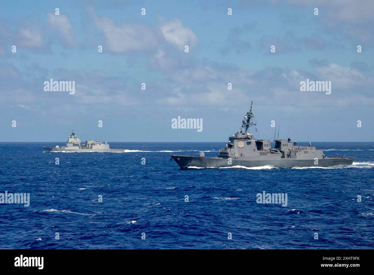 Cacciatorpediniere missilistico guidato giapponese classe Maya JS Haguro (DDG-180), Right, e vascello di pattuglia offshore classe Thaon di Revel, IL SUO gruppo Raimondo Montecuccoli (P432) naviga con l'incrociatore missilistico guidato classe Ticonderoga USS Princeton (CG 59) nell'Oceano Pacifico, 12 luglio, durante l'esercitazione Rim of the Pacific 2024. Ventinove nazioni, 40 navi di superficie, tre sottomarini, 14 forze terrestri nazionali, più di 150 aerei e 25.000 membri del personale partecipano al RIMPAC nelle e intorno alle isole Hawaii, dal 27 giugno al 1 agosto. Il RIMPAC, il più grande esercizio marittimo internazionale al mondo, offre un'esperienza unica Foto Stock