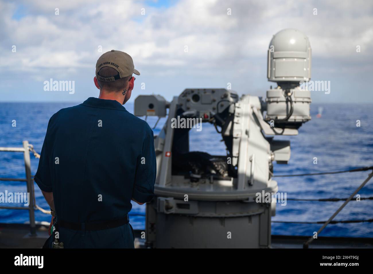 Il Gunner's Mate di seconda classe Cameron Donahue osserva come un sistema di mitragliatrici MK-38 25 mm spara contro un Inflatable Naval Gunnery Target, o “Killer Tomato” durante un’esercitazione con armi a fuoco vivo a bordo del cacciatorpediniere missilistico guidato classe Arleigh Burke USS Gridley (DDG 101) nell’ambito dell’esercitazione Rim of the Pacific (RIMPAC) 2024, 13 luglio. Ventinove nazioni, 40 navi di superficie, tre sottomarini, 14 forze terrestri nazionali, più di 150 aerei e 25.000 personale partecipano al RIMPAC nelle e intorno alle isole Hawaii, dal giugno 27 al agosto 1. La più grande esercitazione marittima internazionale del mondo, RIMPAC fornisce Foto Stock