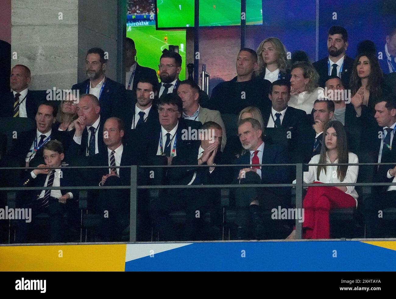 14 luglio 2024, Stadio Olimpico, Berlino, GER, campionato europeo UEFA 2024, finale, Spagna vs Inghilterra, nella foto S a R Principe William Arthur Philip Louis, Principe di Galles in conversazione con, Felipe vi, Re di Spagna, figlio Giorgio (l), figlia Sofia, il presidente UEFA Aleksander Ceferin, l'ex calciatore portoghese figo, l'ex calciatore svedese Zlatan Ibrahimovic. Foto Stock