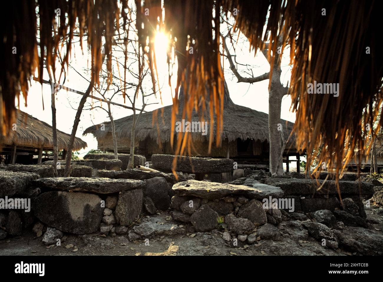 Tombe megalitiche nel villaggio tradizionale di Prailiang, che è costruito su una collina rocciosa a Mondu, Kanatang, Sumba orientale, Nusa Tenggara orientale, Indonesia. Foto Stock