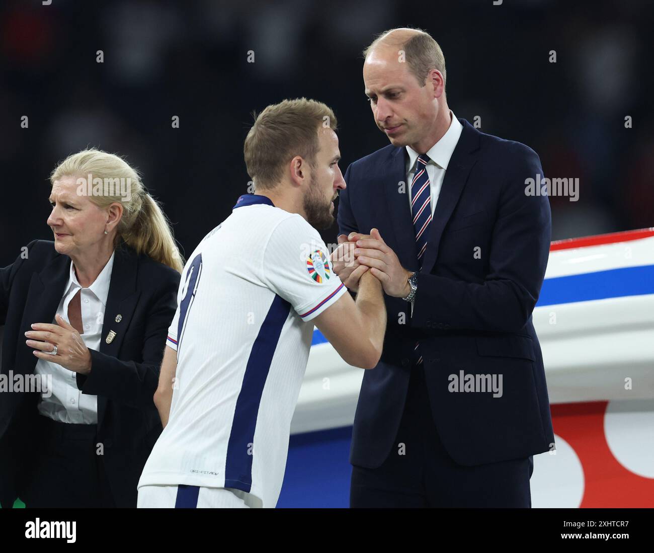 Berlino, Germania. 14 luglio 2024. Harry Kane d'Inghilterra stringe la mano a sua altezza William, il Principe di Galles durante la finale dei Campionati europei UEFA all'Olympiastadion di Berlino. Foto: Paul Terry/Sportimage credito: Sportimage Ltd/Alamy Live News Foto Stock