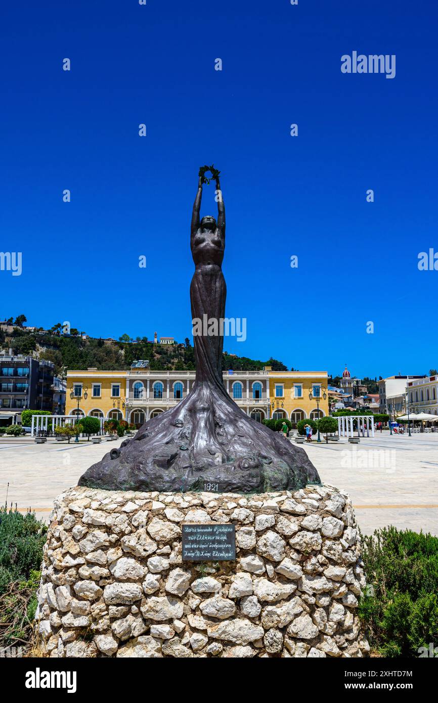 Zante, Grecia - 8 giugno 2024: Statua della libertà Zante - scultura femminile in piazza Solomos nell'isola di Zante nella Grecia occidentale. Foto Stock