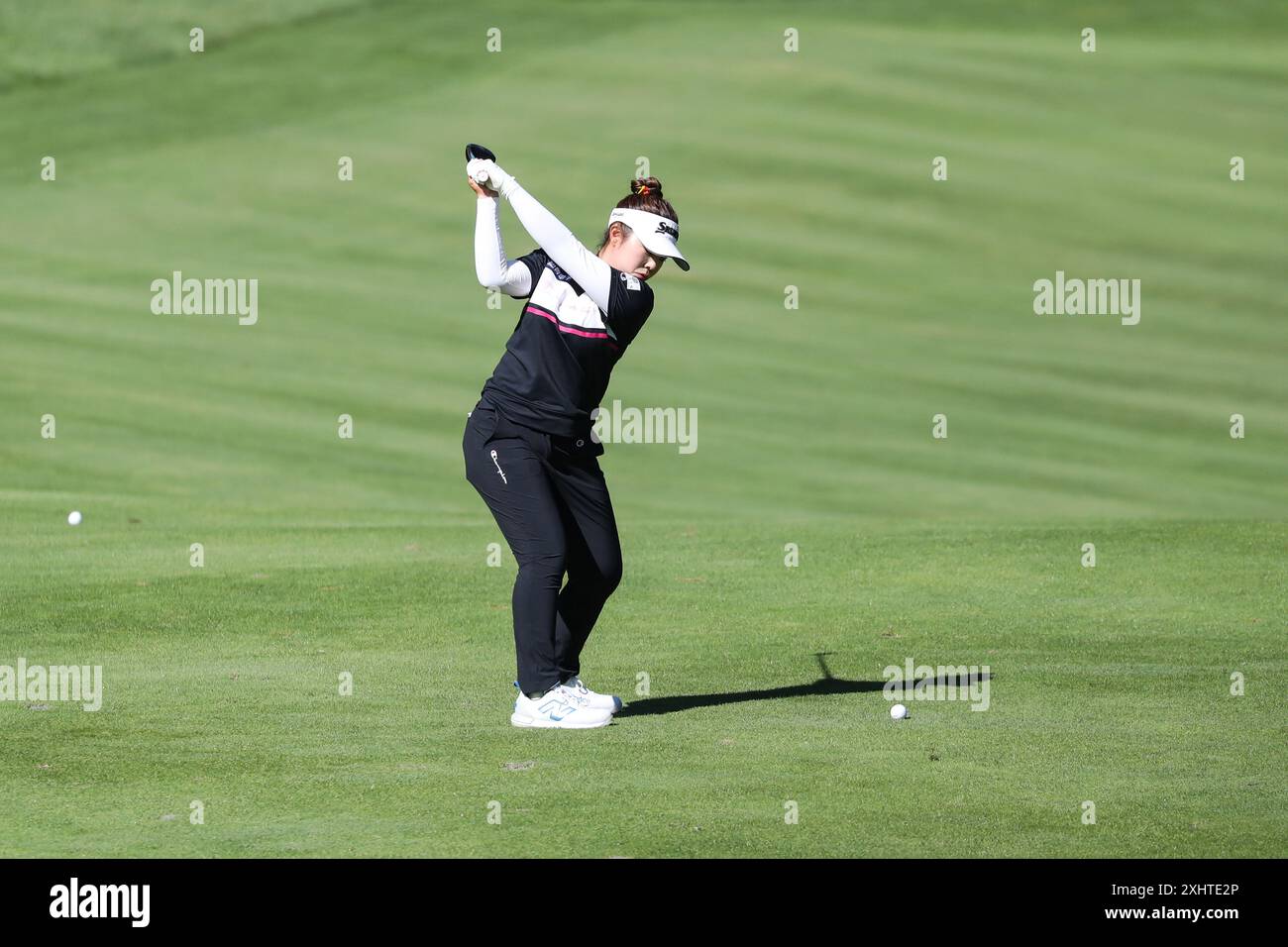 FRANCIA, EVIAN-LES-BAINS, 14 LUGLIO. Miyu Yamashita, giapponese, gioca il suo secondo tiro sulla quarta buca durante il quarto round del campionato Amundi Evian all'Evian Resort Golf Club il 14 luglio 2024 a Evian-les-Bains, Francia. Crediti: Manuel Blondeau/AOP. Press/AFLO/Alamy Live News Foto Stock