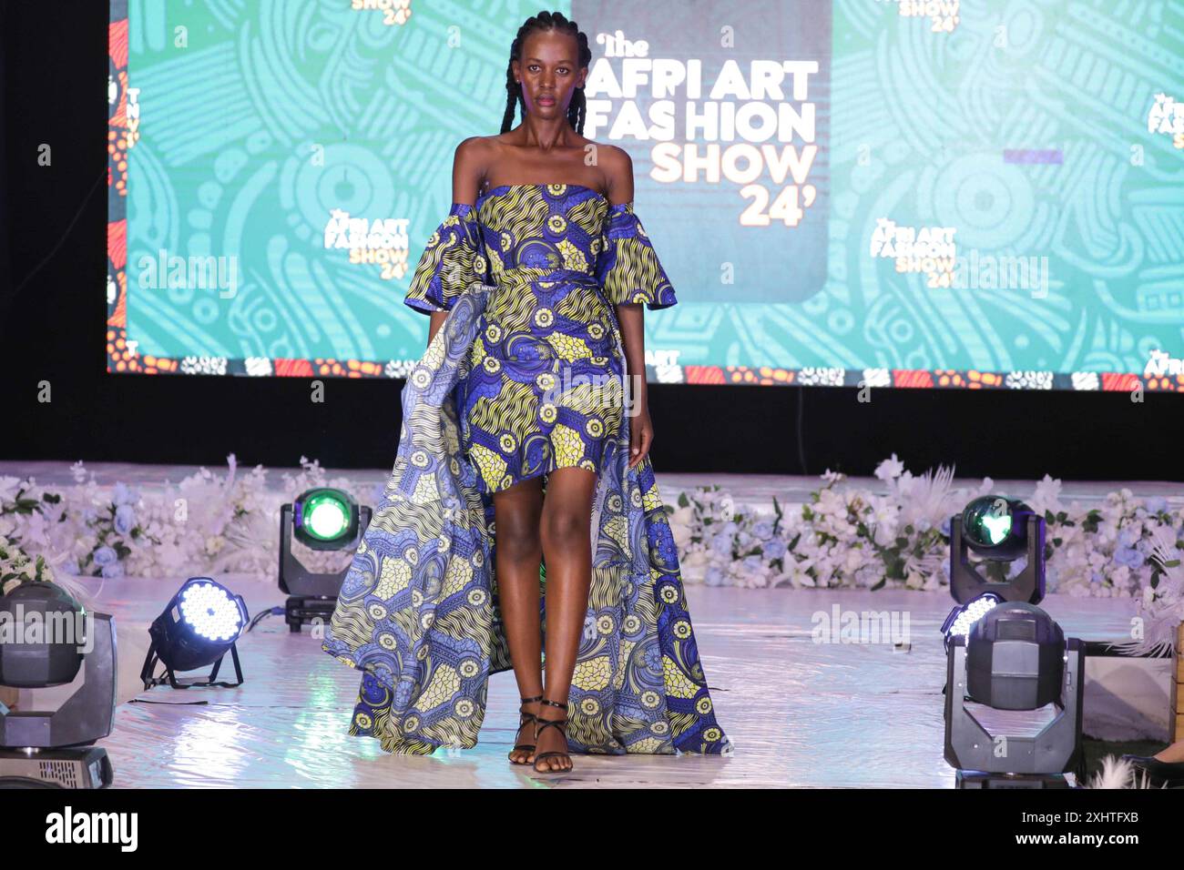 Kampala, Uganda. 13 luglio 2024. Un modello presenta una creazione durante l'Afri Art and Fashion Show 2024 a Kampala, Uganda, 13 luglio 2024. L'Afri Art and Fashion Show 2024 si è conclusa qui sabato, con oltre 15 artigiani e designer locali che espongono opere di moda africana con elementi tradizionali e moderni, accattivanti per il pubblico. PER ANDARE CON "Roundup: La sfilata di moda annuale dell'Uganda mette in evidenza la tradizione africana, l'identità" crediti: Hajarah Nalwadda/Xinhua/Alamy Live News Foto Stock