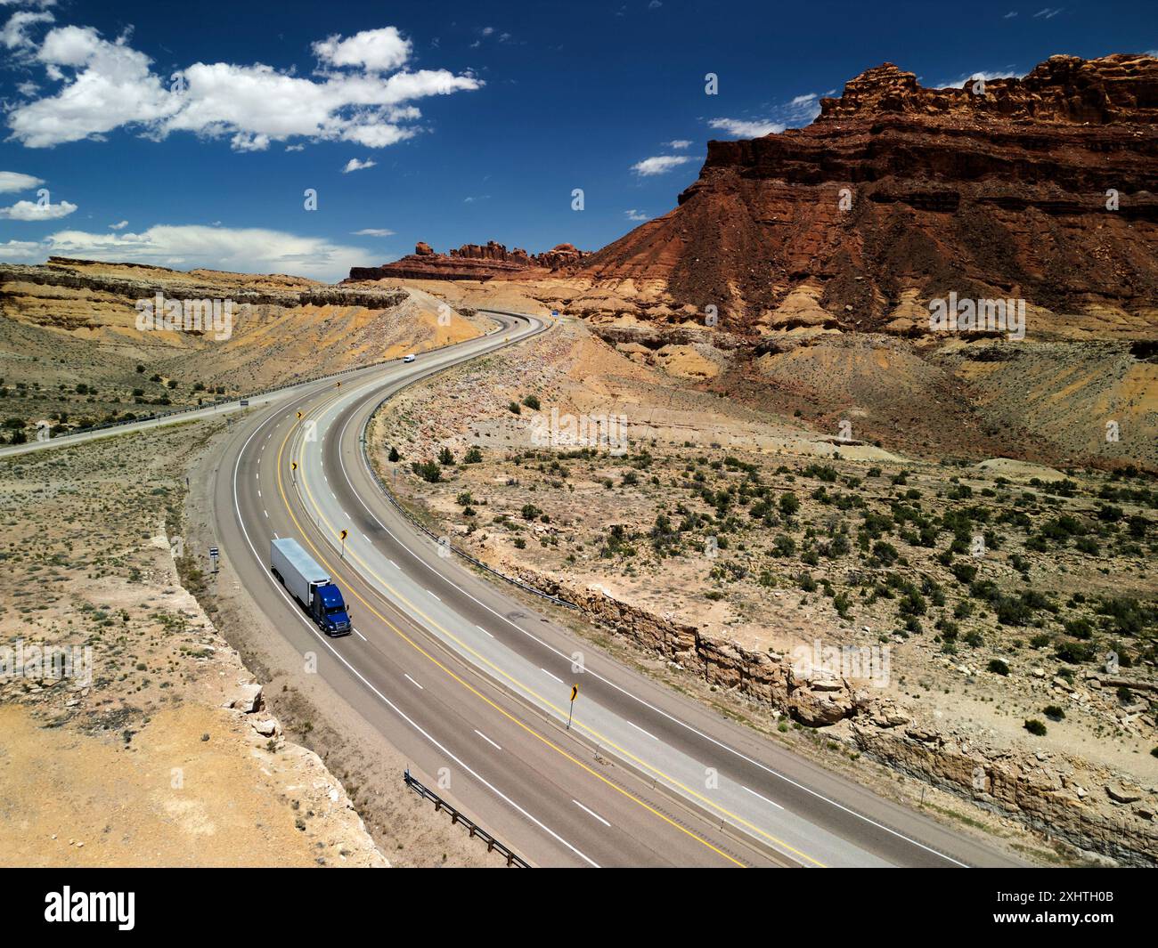 Camion che scendono dall'interstate 70 scendono verso l'orlo di San Rafael nello Utah centrale Foto Stock