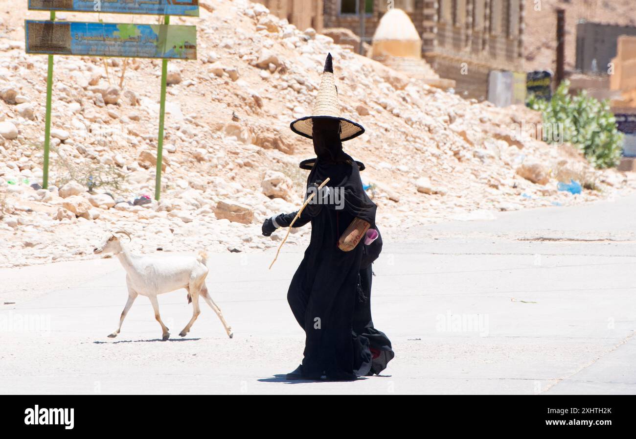 Nella zona di Wadi Dawan del Governatorato di Hadhramaut nello Yemen la maggior parte delle donne copre così completamente, c'è solo una piccola fessura larga un millimetro per i loro occhi. Foto Stock