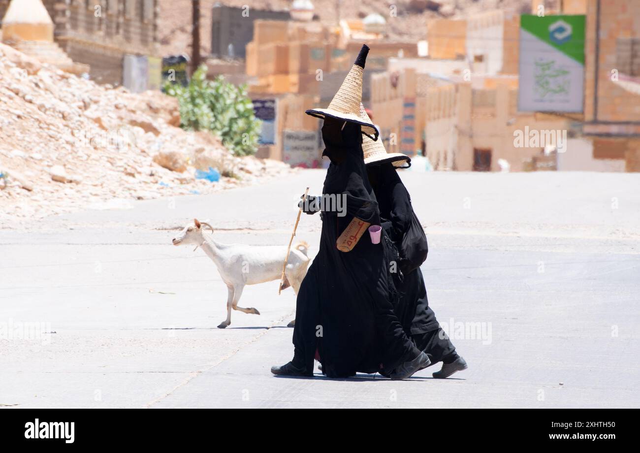 Nella zona di Wadi Dawan del Governatorato di Hadhramaut nello Yemen la maggior parte delle donne copre così completamente, c'è solo una piccola fessura larga un millimetro per i loro occhi. Foto Stock