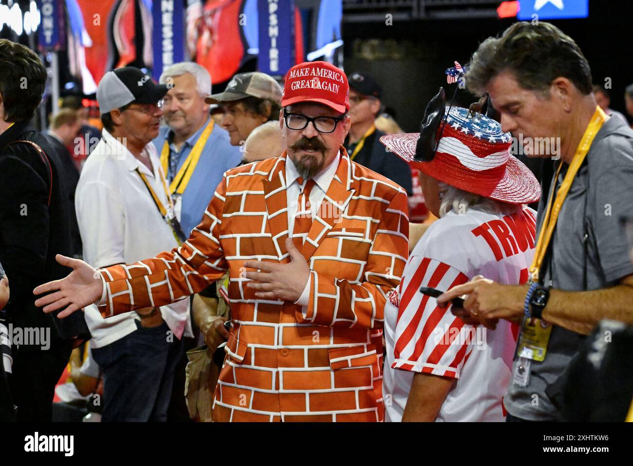 Milwaukee, Stati Uniti. 15 luglio 2024. Blake Markell, un delegato della California, indossa una tuta da muro durante la Convention nazionale repubblicana del 2024 al Fiserv Forum di Milwaukee, Wisconsin, lunedì 15 luglio 2024. La città di Milwaukee ospita la Convention Repubblicana del 2024 che si terrà dal 15 al 18 luglio. Foto di Matt Martin/UPI credito: UPI/Alamy Live News Foto Stock