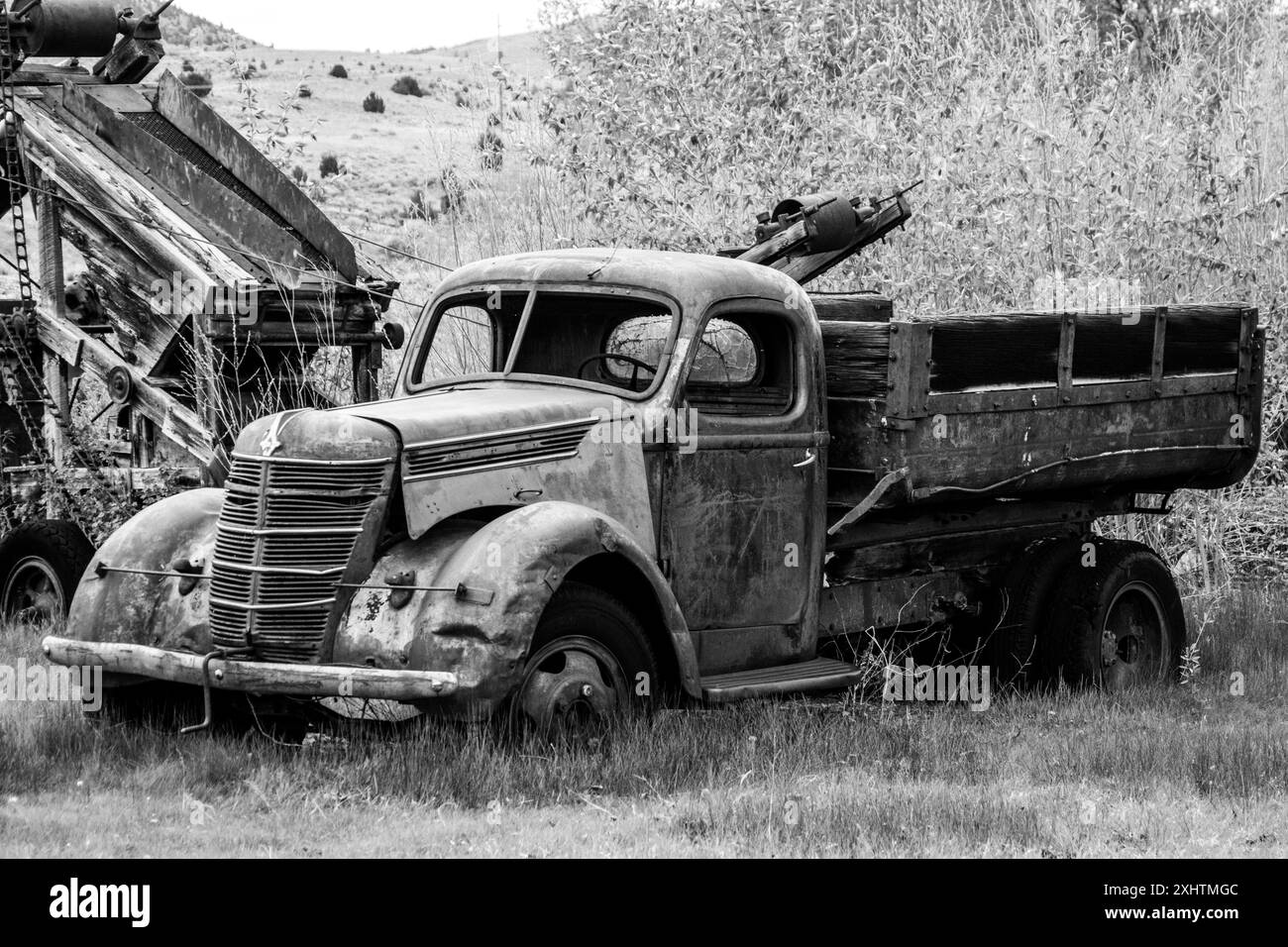 Immagine in bianco e nero di un vecchio camion con vecchie attrezzature minerarie, proveniente dalla vecchia città mineraria. Foto Stock