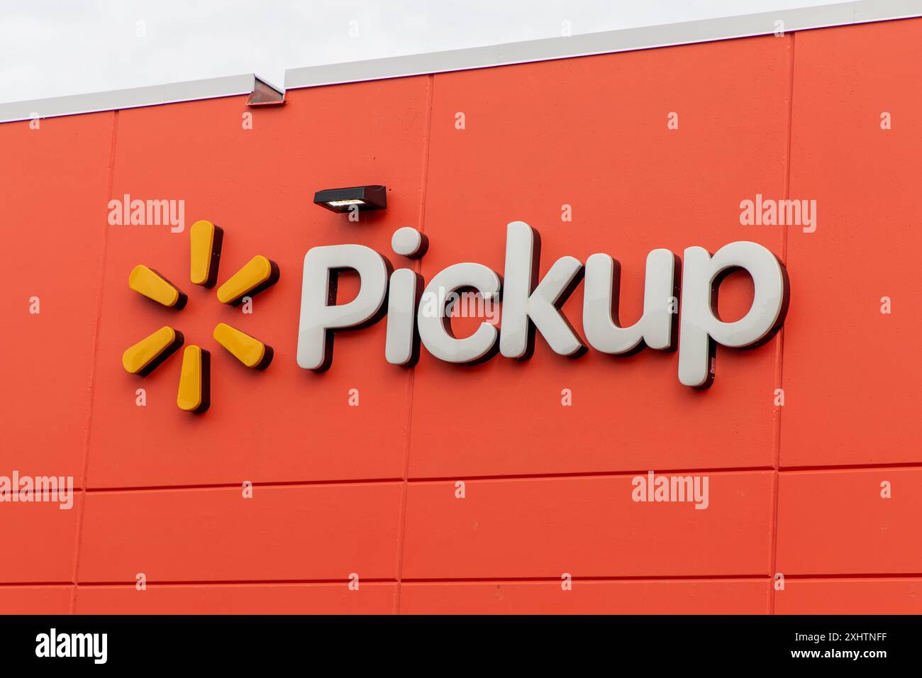 Kanata, Canada - 2 giugno 2024: Cartello di ritiro Walmart nell'edificio del negozio per gli ordini di generi alimentari online al supermercato. Foto Stock