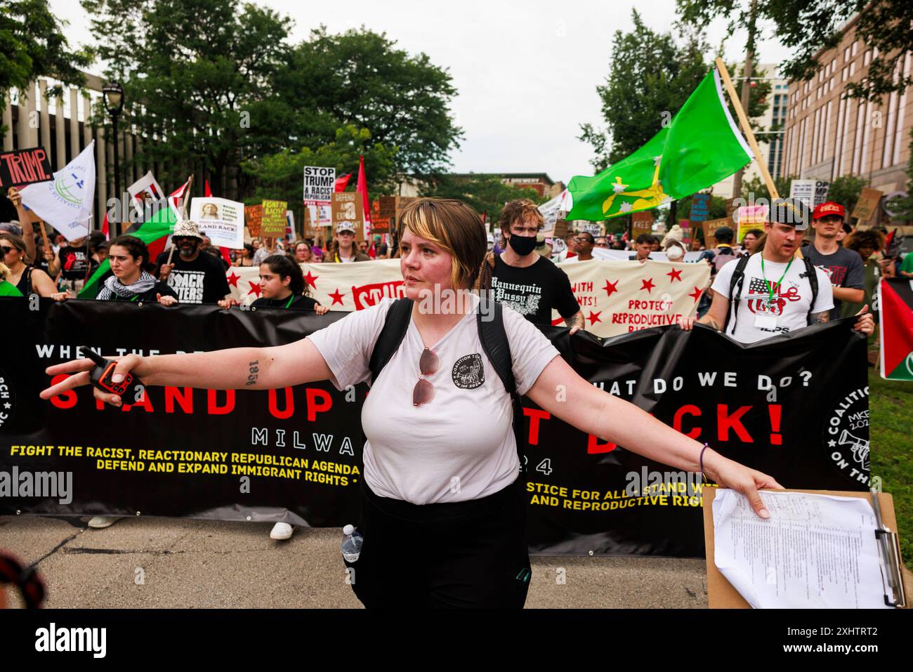 Milwaukee, Stati Uniti. 15 luglio 2024. MILWAUKEE, WISCONSIN - 15 LUGLIO: I manifestanti protestano contro l'ex presidente Donald Trump fuori dal Finserv Forum il primo giorno della Convention Nazionale Repubblicana (RNC) il 15 luglio 2024 a Milwaukee, Wisconsin. La convenzione va avanti come previsto nonostante il tentativo di assassinio contro Trump si concluderà con lui accettando la nomina presidenziale del suo partito. Crediti: Jeremy Hogan/Alamy Live News Foto Stock