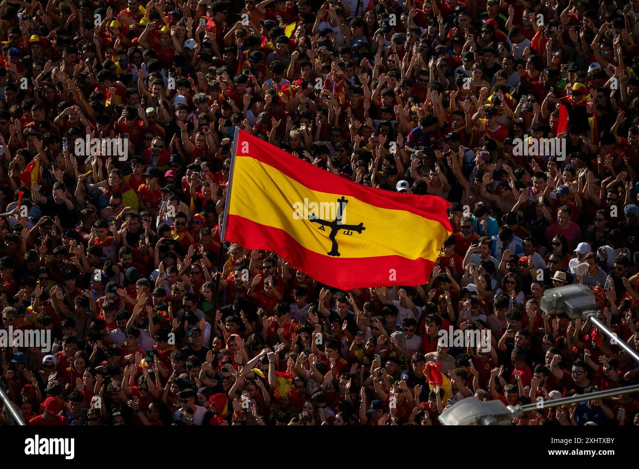 Madrid, Spagna. 15 luglio 2024. Una bandiera spagnola vola tra i tifosi durante la celebrazione della squadra spagnola. Migliaia di persone hanno celebrato in Plaza de Cibeles l'Euro Cup vinta dalla squadra di calcio spagnola in Germania. (Foto di David Canales/SOPA Images/Sipa USA) credito: SIPA USA/Alamy Live News Foto Stock