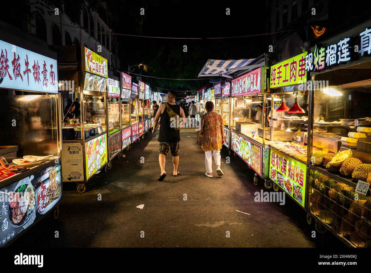 Cina, Hainan Island, Sanya - 1 dicembre 2018: Mercato centrale cinese Sanya n. 1, venditori di frutta e verdura, pesce e carne, editoriale. Foto Stock