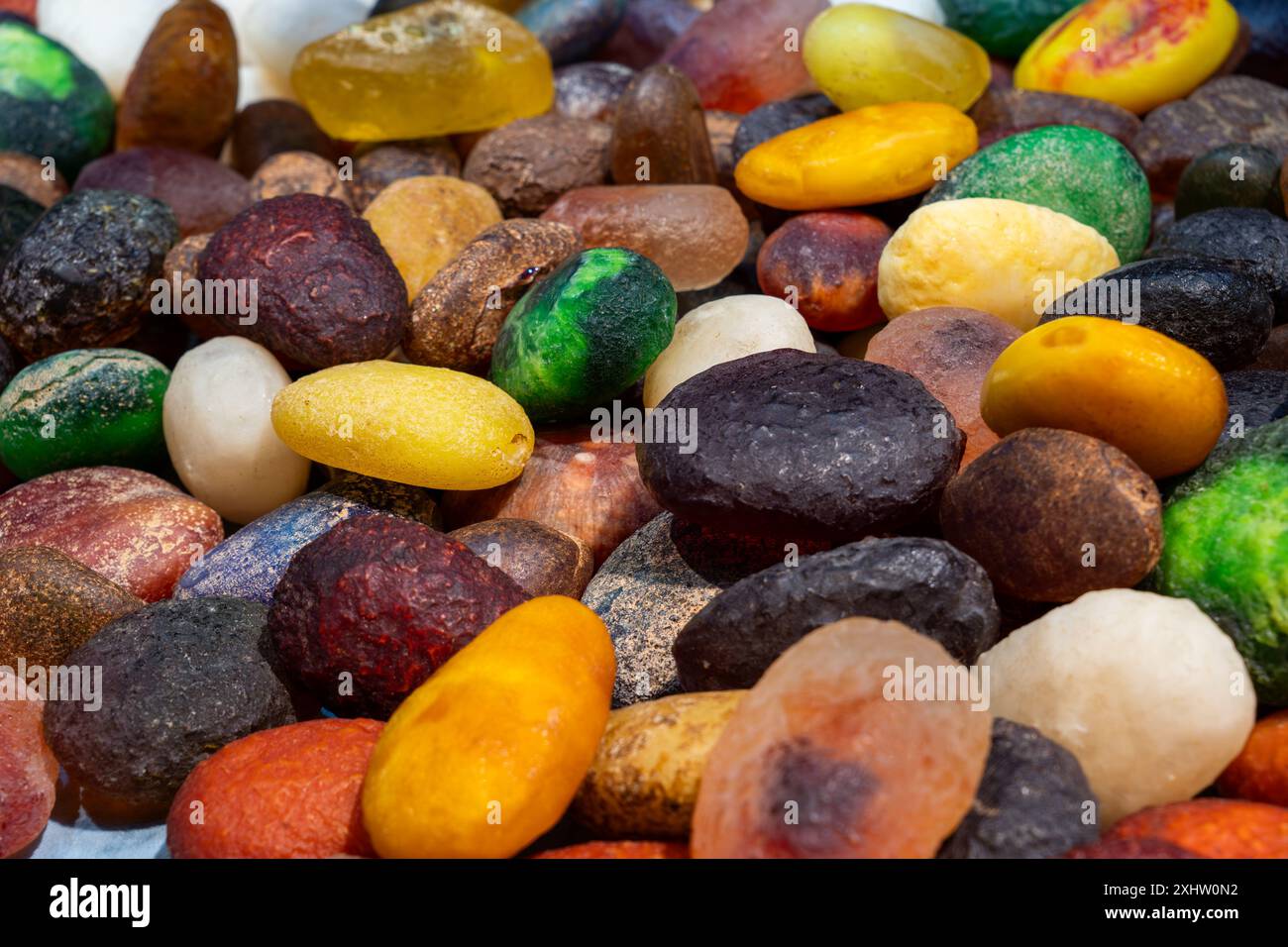 Ciottoli di pietre multicolore. ci sono molte pietre colorate sullo sfondo Foto Stock