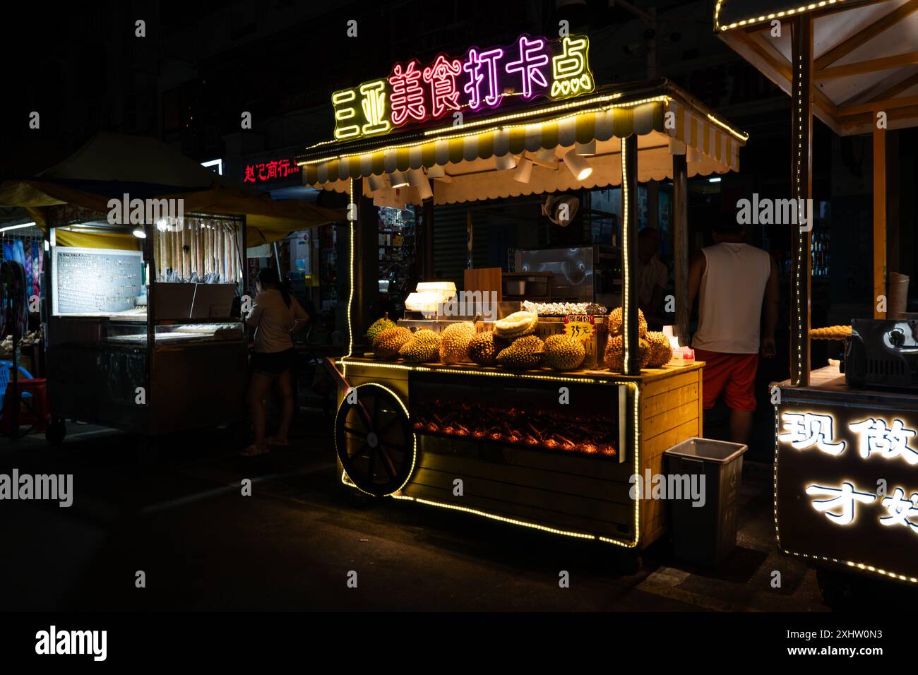 16 maggio 2024, Sanya, Hainan, Cina.: Chinese Sanya Central Market No. 1, editoriale dei venditori di frutta e verdura frutti di mare e carne Foto Stock