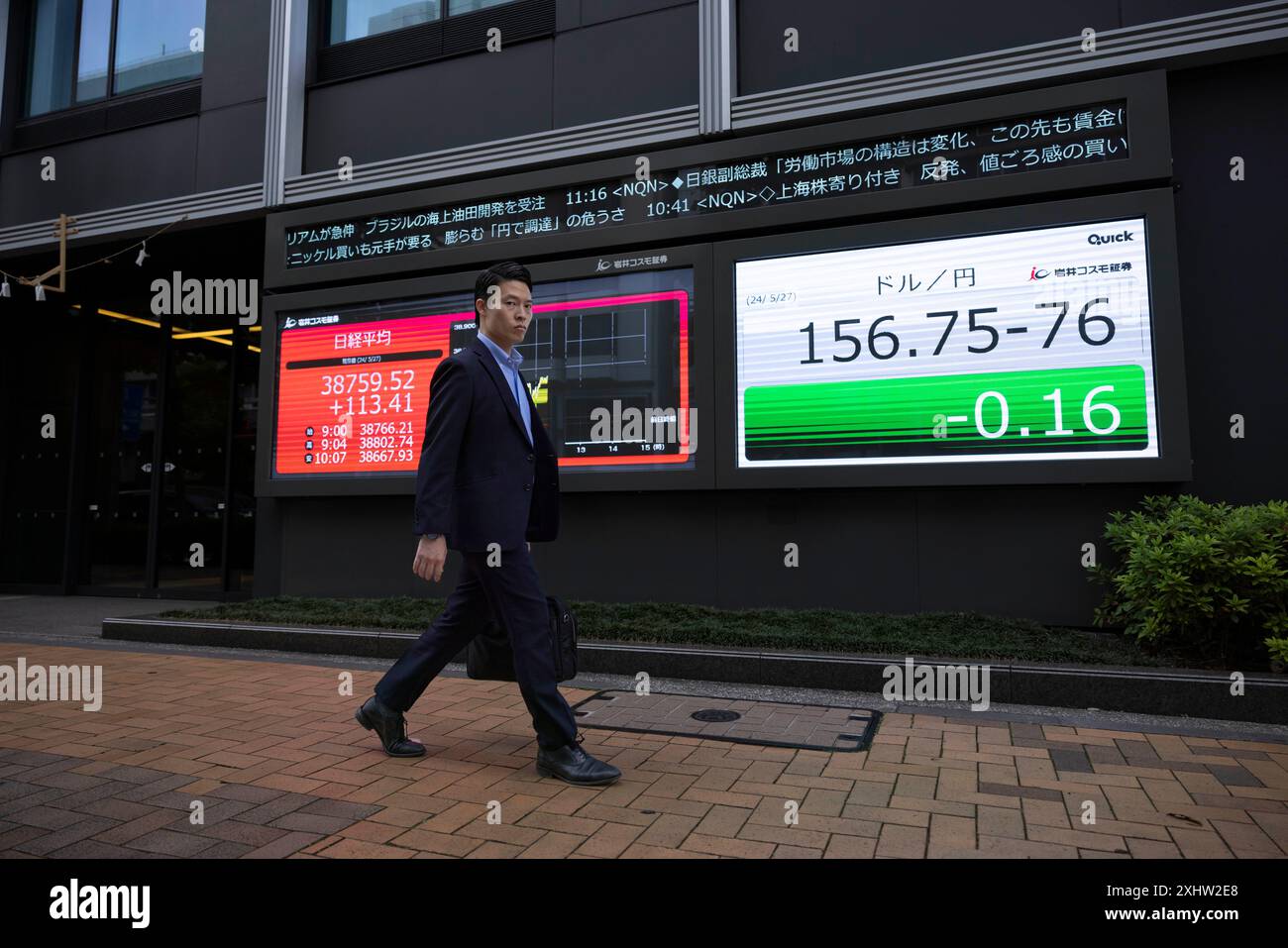 Tokyo, Giappone. 27 maggio 2024. Un uomo d'affari passa davanti a una scheda elettronica che mostra dati economici in tempo reale. Tokyo, 27 maggio 2024. - 20240527_PD13846 credito: APA-PictureDesk/Alamy Live News Foto Stock