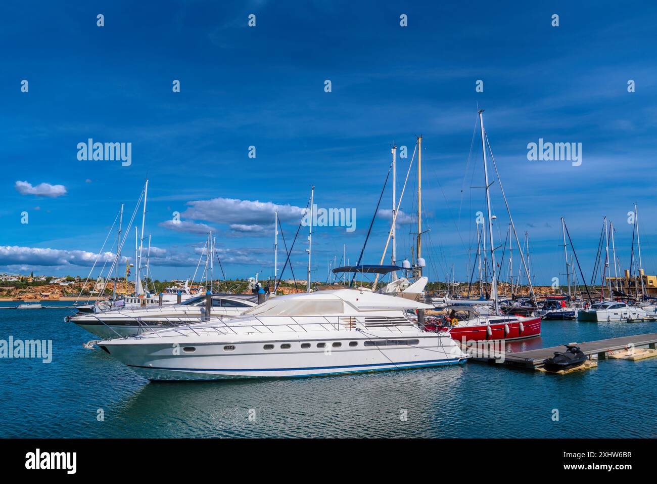 Porticciolo Portimao Portugal e porto portoghese dell'Algarve con barche e yacht e mare blu Foto Stock