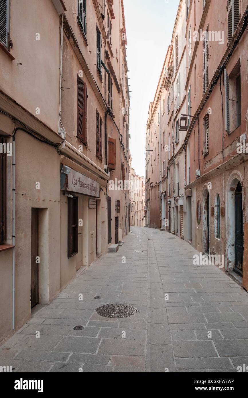 Bonifacio, Corsica, Francia - 29 maggio 2024 - una strada stretta e vuota nella storica cittadella di Bonifacio sull'isola mediterranea della Corsica Foto Stock