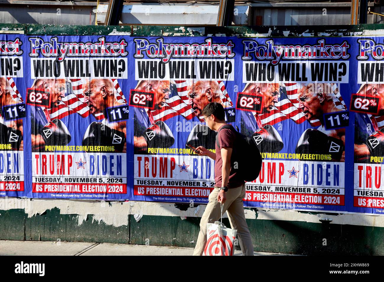 New York, Stati Uniti. 15 luglio 2024. Joe Biden vs Donald Trump cartellone sulla strada presso Polymarket, il più grande mercato di previsione del mondo a Little Italy a New York il 15 luglio 2024. Foto di Charles Guerin/ABACAPRESS. COM credito: Abaca Press/Alamy Live News Foto Stock