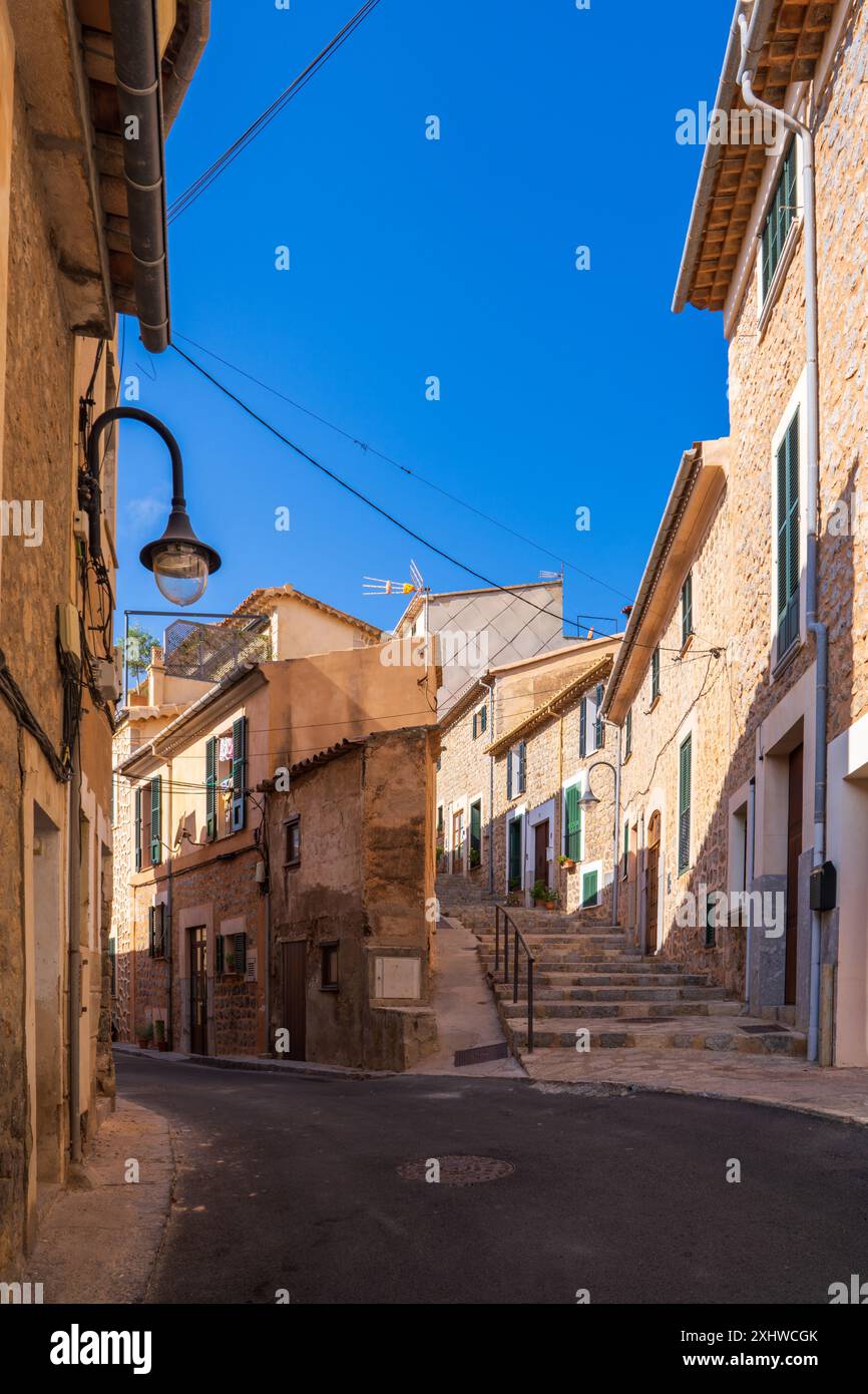 Strade accoglienti nella città di Port de Soller, Maiorca, Maiorca, Isole Baleari, Spagna Foto Stock