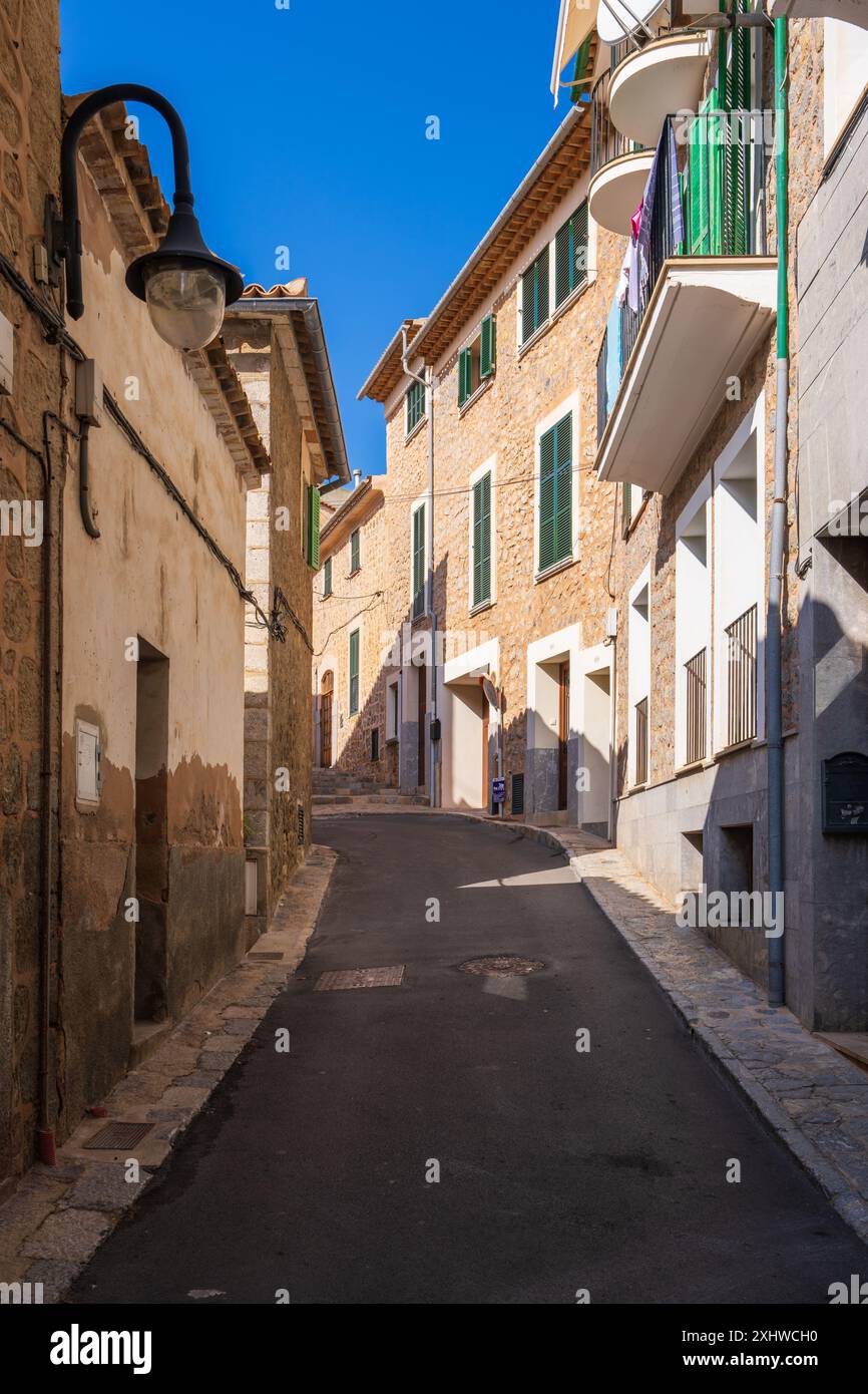 Strada stretta e accogliente nella città di Port de Soller, Maiorca, Maiorca, Isole Baleari, Spagna Foto Stock