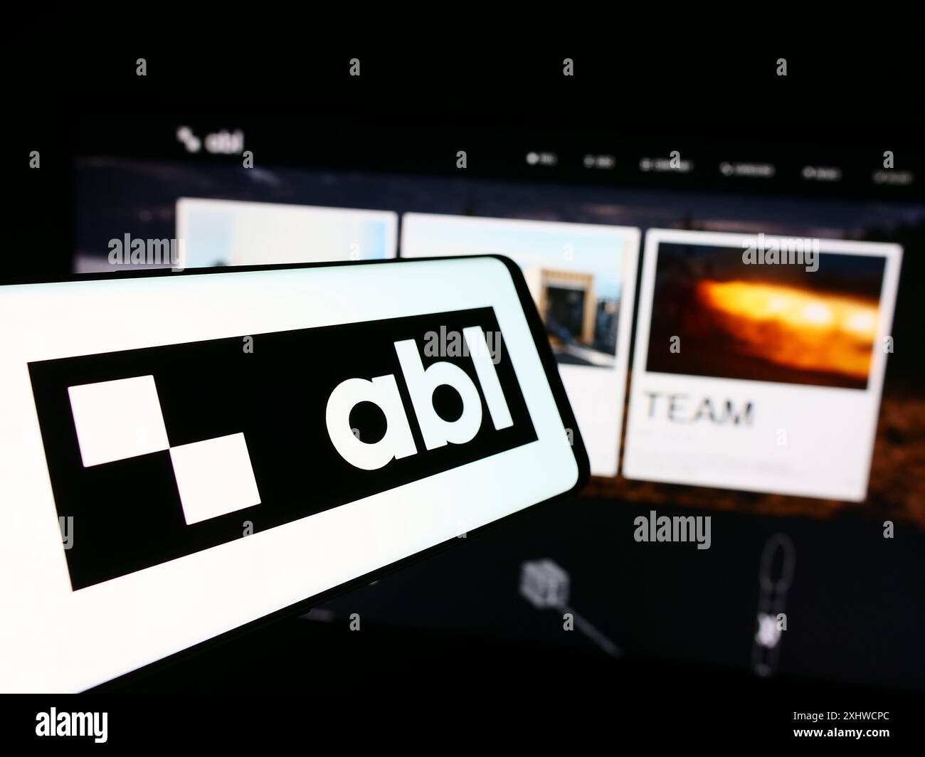 Smartphone con logo della società aerospaziale americana ABL Space Systems davanti al sito Web aziendale. Mettere a fuoco la parte centrale destra del display del telefono. Foto Stock
