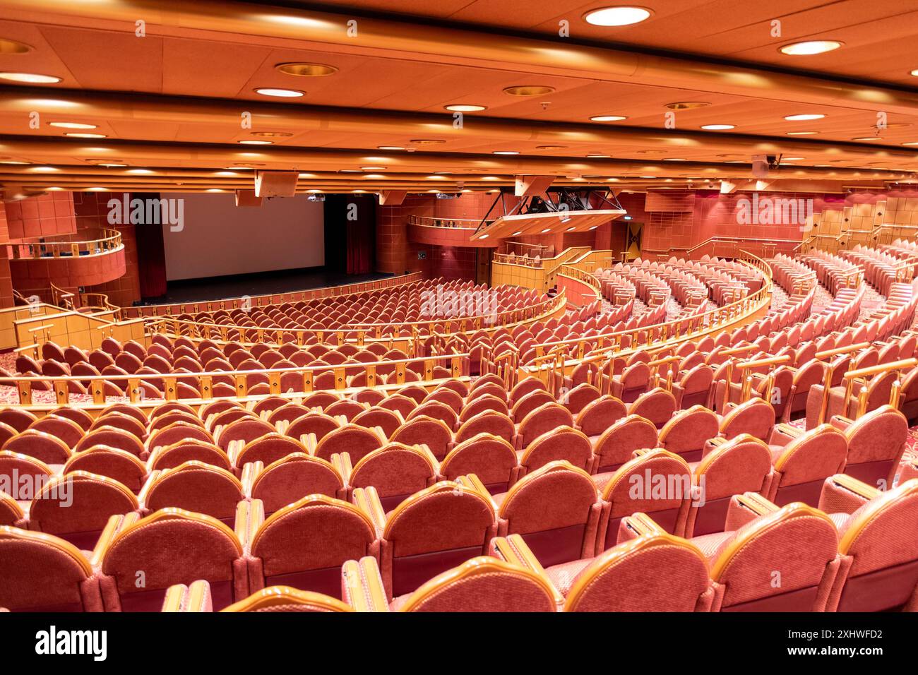 Paracas, Perù - 20 marzo 2019: Il grande teatro a bordo di una nave da crociera attende l'inizio di uno spettacolo serale. Foto Stock