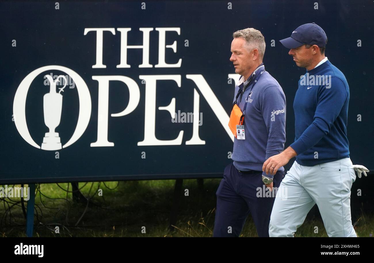 Rory McIlroy (a destra) dell'Irlanda del Nord con il capitano della Ryder Cup 2025 Team Europe Luke Donald davanti all'Open di Royal Troon, South Ayrshire, Scozia. Data foto: Martedì 16 luglio 2024. Foto Stock