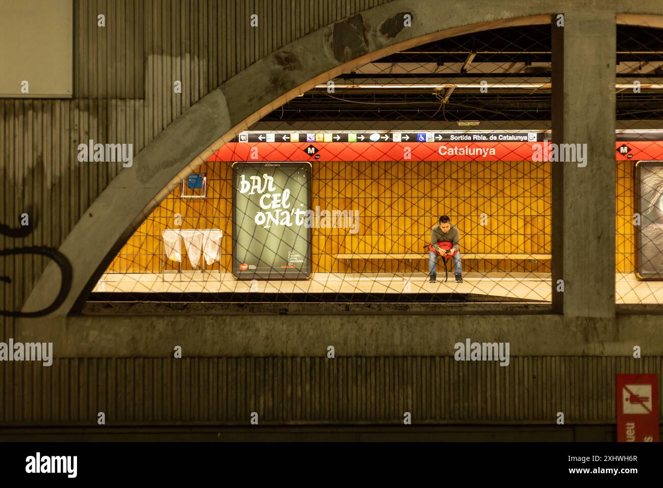 Barcellona, Spagna, 31 ottobre 2023 - nel cuore di Barcellona, la stazione della metropolitana di Plaza Catalunya è un nesso di movimento e di attesa. Foto Stock