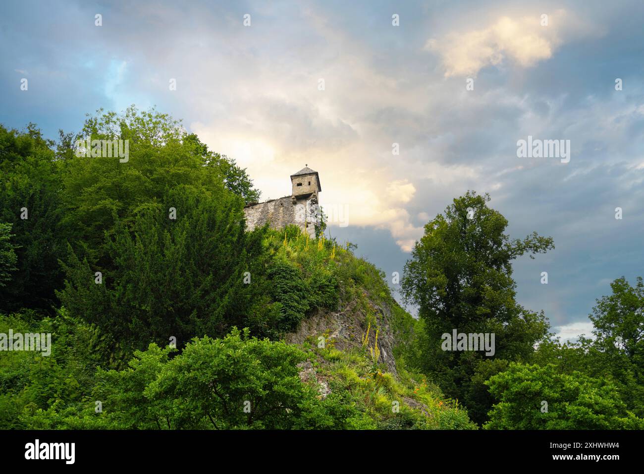 Salisburgo, Austria. 1° luglio 2024. Vista delle mura difensive di Basteiweg nel centro della città Foto Stock