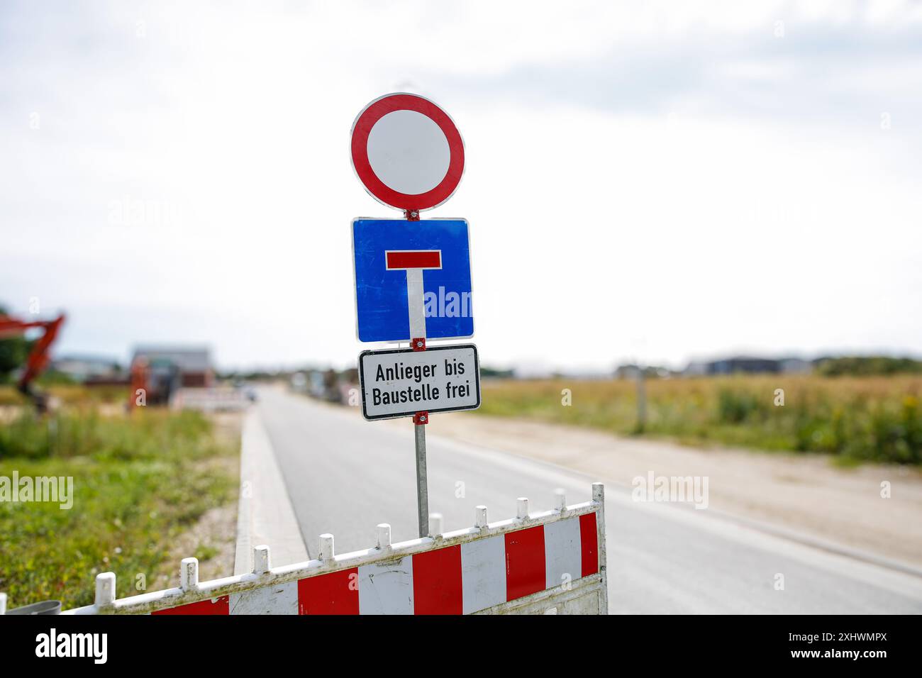 Nessun ingresso intorno al segnale stradale rosso sulla strada, area dei cantieri edili Foto Stock