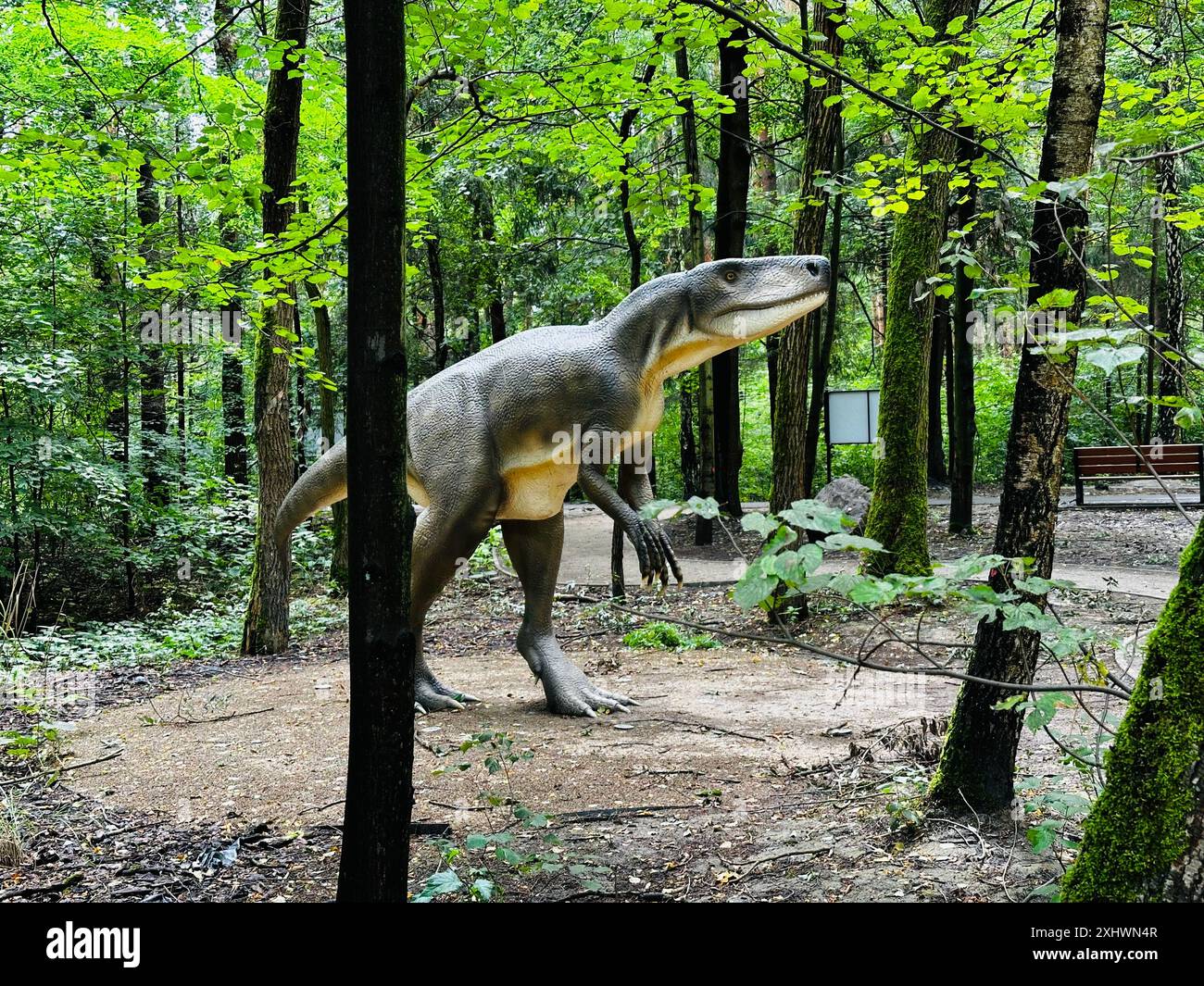 Dinosauro Archozaur. Figura realistica di un parco della foresta di dinosauri Archozaur a Kazimierz Sosnowiec. Predatore preistorico affascinante elemento della la Foto Stock