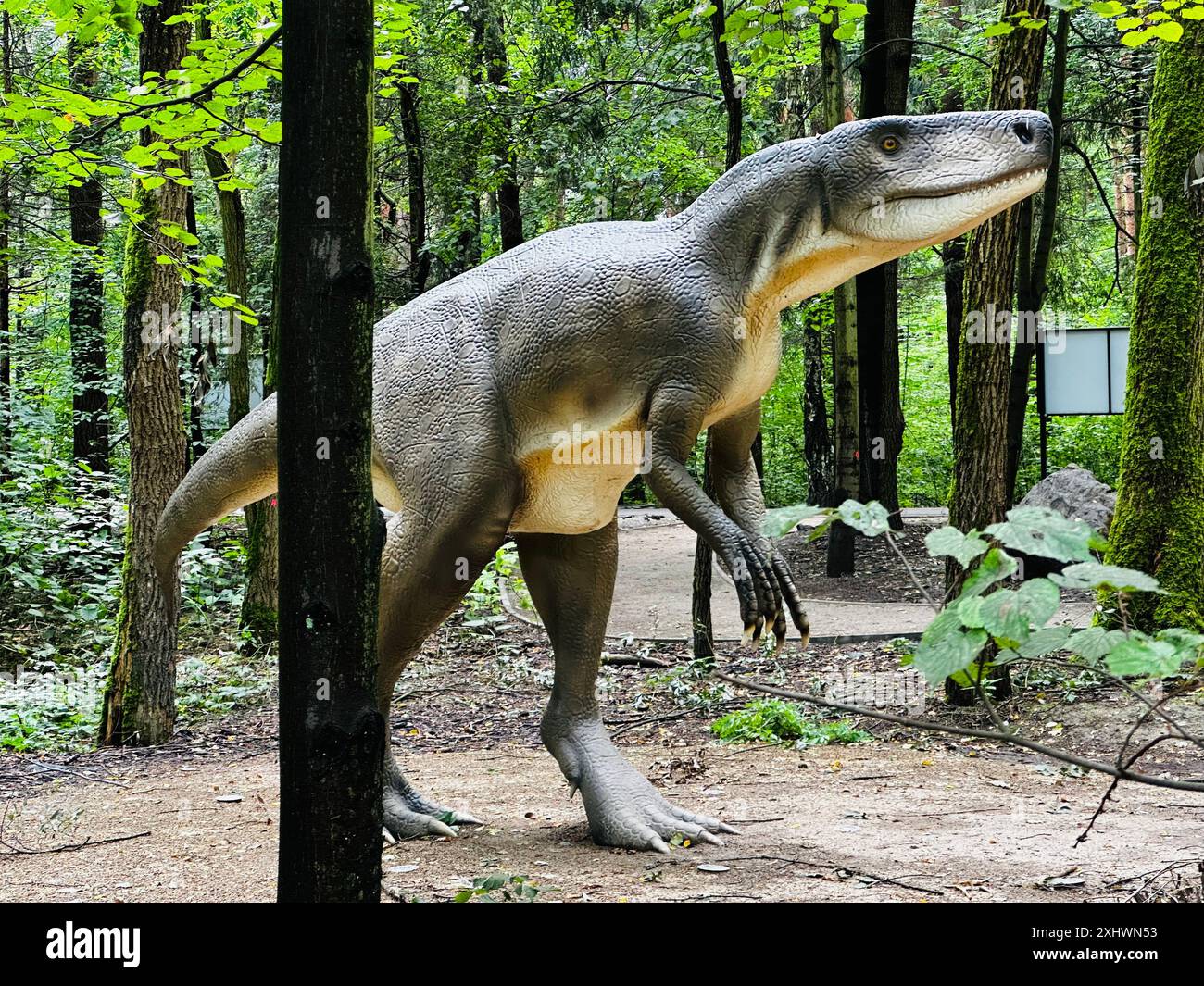 Dinosauro Archozaur. Figura realistica di un parco della foresta di dinosauri Archozaur a Kazimierz Sosnowiec. Predatore preistorico affascinante elemento della la Foto Stock
