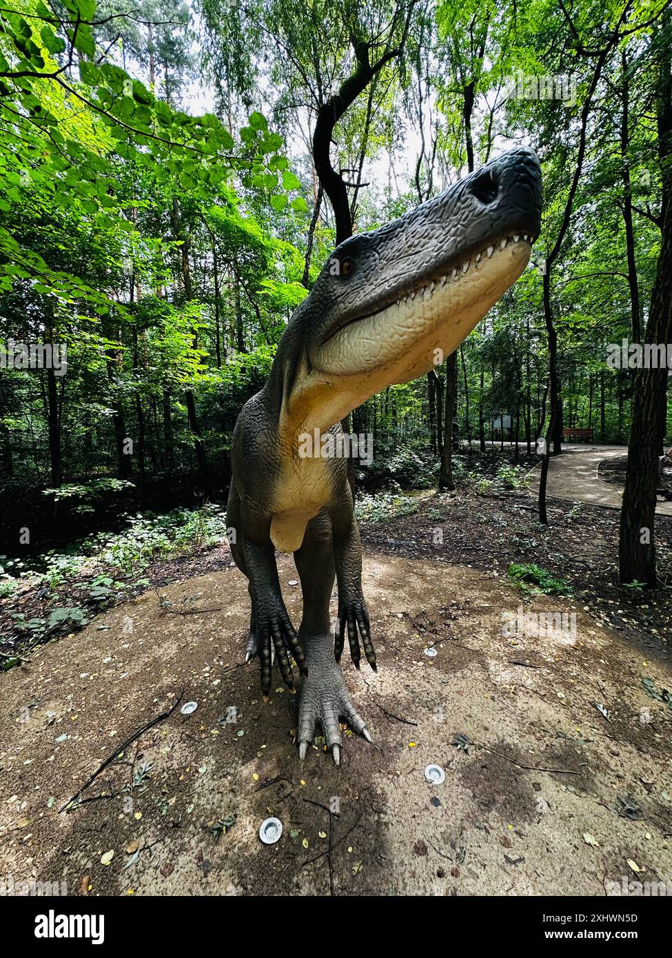 Dinosauro Archozaur. Figura realistica di un parco della foresta di dinosauri Archozaur a Kazimierz Sosnowiec. Predatore preistorico affascinante elemento della la Foto Stock