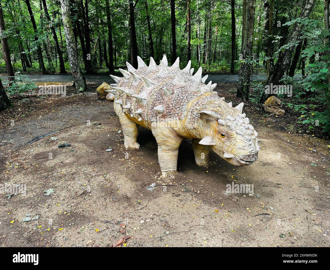 Figura realistica di un parco della foresta di dinosauri Sajchania a Kazimierz Sosnowiec. Il predatore preistorico crea un elemento affascinante del paesaggio, a. Foto Stock
